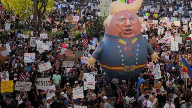 大批市民聚集在洛杉磯抗議特朗普政府，畫面中有特朗普形狀的氣球