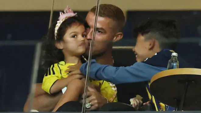 كريستيانو رونالدو برفقة طفليه بيلا إزميرالدا وماتيو قبل مباراة النصر أمام الفتح في الدوري السعودي للمحترفين، على ملعب الأول بارك في الرياض، السعودية، في 15 أغسطس/آب 2026