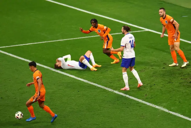 حسرة المهاجم الفرنسي أنطوان غريزمان على ضياع فرصة أمام هولندا