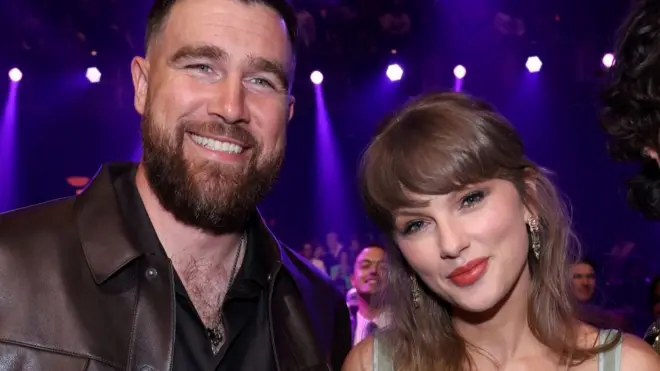 Travis Kelce ve Taylor Swift, 26 Mart 2026'da Los Angeles, Kaliforniya'daki Dolby Theatre'da düzenlenen 2026 iHeartRadio Müzik Ödülleri'nde. 