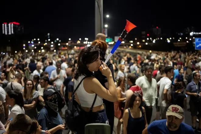 Demonstranti blokiraju autoput u Beogradu