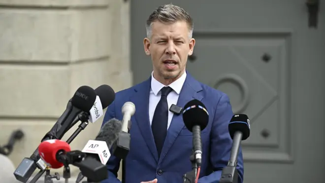 Петер Мадьяр у президентского дворца