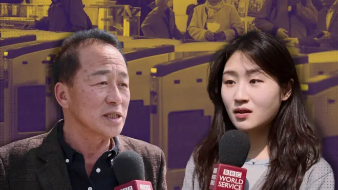 인터뷰하고 있는 시민들 뒤로 지하철 개찰구가 보인다