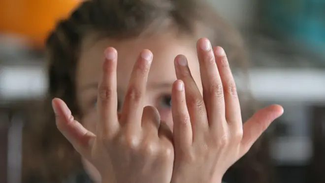 8వేళ్ళు చూపుతున్న చిన్నారి