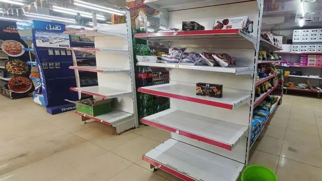 Rayons vides dans une épicerie de Khartoum