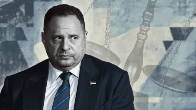 Колаж - фото Єрмака на абстрактному тлі, на якому видно терези правосуддя