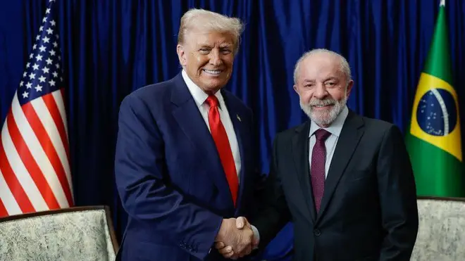 Trump e Lula (à direita) se cumprimentam