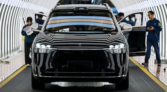 ਸੇਰੇਜ਼ ਆਪਣੀ ਸਹਾਇਕ ਕੰਪਨੀ ਆਇਤੋ (Aito) ਨਾਲ ਮਿਲ ਕੇ ਇਲੈਕਟ੍ਰਿਕ ਸਪੋਰਟ ਯੂਟਿਲਿਟੀ ਵਾਹਨ (ਐਸਯੂਵੀਜ਼) ਬਣਾਉਣ ਲਈ ਜਾਣੀ ਜਾਂਦੀ ਹੈ