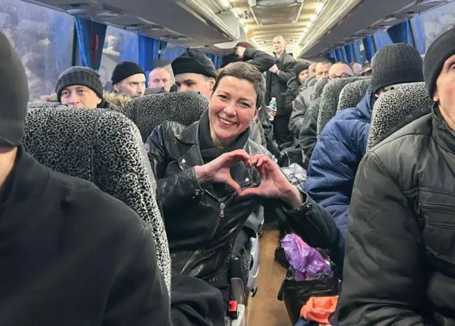 Звільнені у автобусі, в центрі жінка показує сердечко