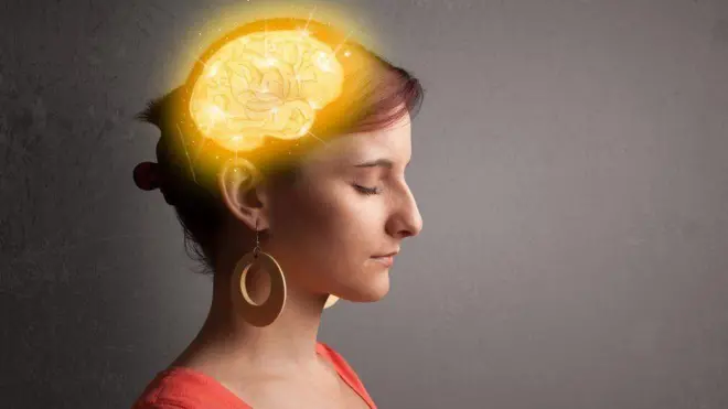 Дівчина з мозком, що світиться