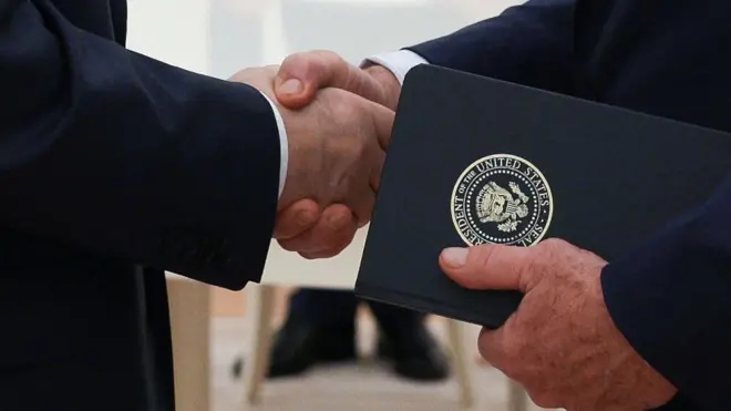 Президент Росії Володимир Путін вітає спеціального посланника США Стіва Віткоффа перед їхніми переговорами в Москві 6 серпня. На фото - потискання рук зблизька 