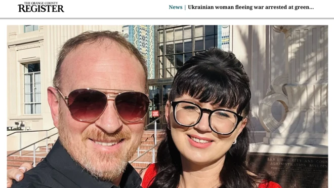 Скріншот зі сторінки видання The Orange County Register, на якому видно фото Вікторії з чоловіком