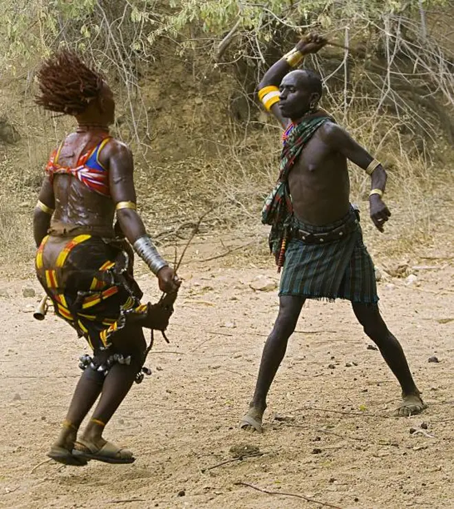 Ọkùnrin to n na obìnrin ni ẹ̀yà Hamar 