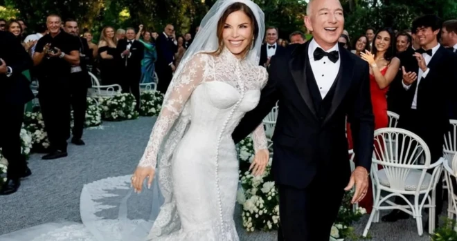 Jeff Bezos ve Lauren Sanchez gelinlik ve damatlık içinde davetlileri selamlıyor.