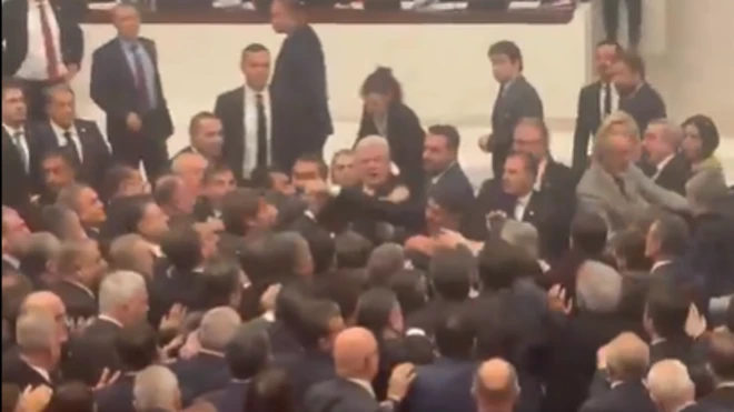 AKP ve CHP milletvekilleri arasındaki gerilim yumruklu kavgaya dönüştü.