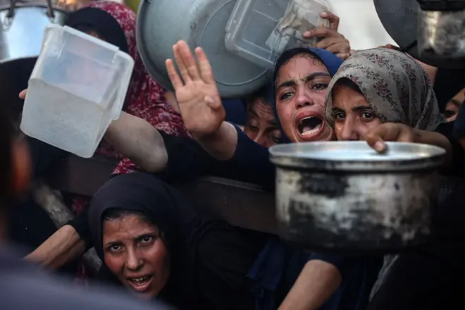 غزاويون يصارعون للحصول على الطعام