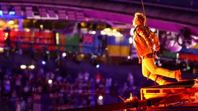 パリ五輪の閉会式で会場の屋根から飛び降りるトム・クルーズさん（11日）