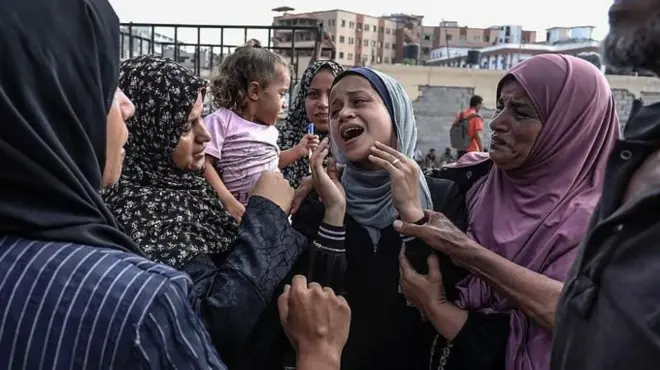 Mujeres palestinas lamentan la muerte de sus familiares cerca de Jan Younis