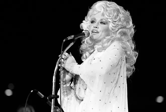 Dolly Parton dey perform for black and white picture