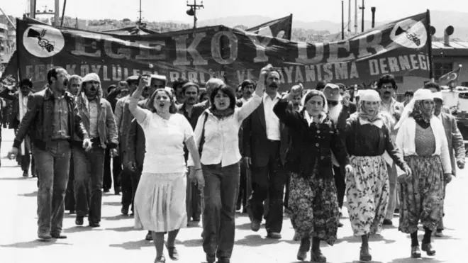 pankartlarla yürüyen kadınlar ve erkekler