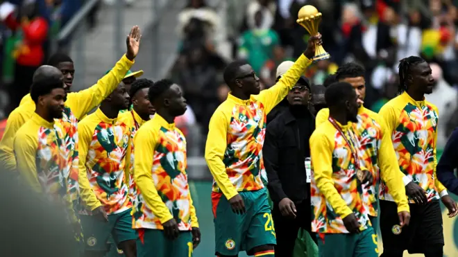 Senegal players parade di Africa Cup of Nations trophy
