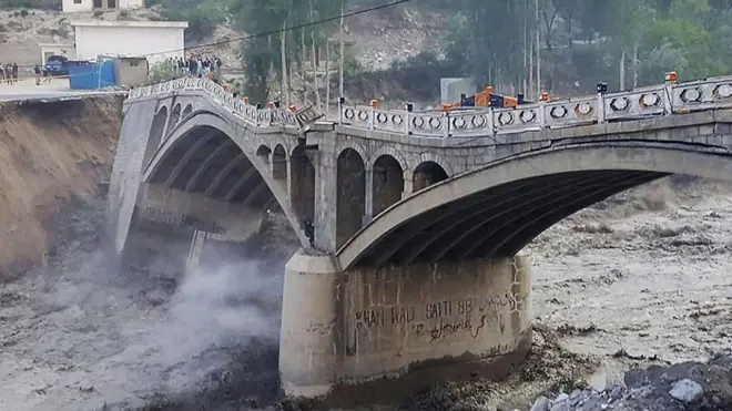 گسستن و لبریز شدن دریاچه های یخچالی به زیرساخت ها آسیب می رساند