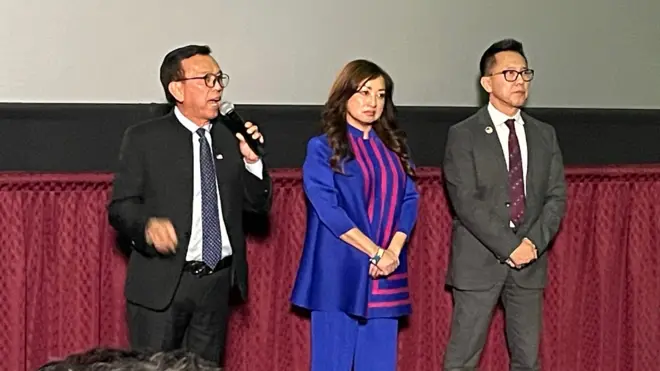 Ông David Dương, bên trái, là người kể lại câu chuyện trong phim cùng với hai người em Christina và Victor