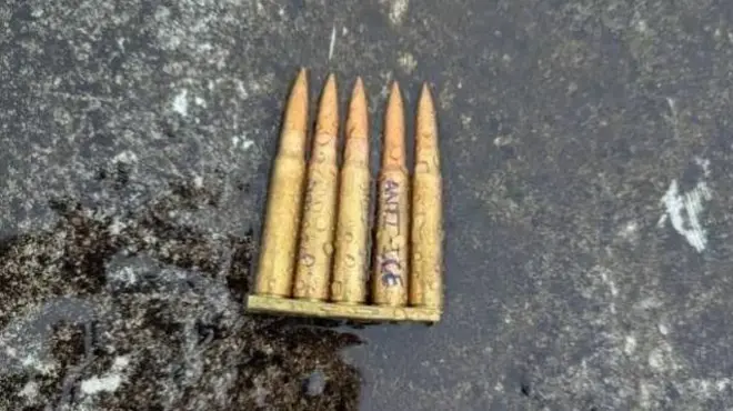 Cinco balas, de las cuales en una se lee "Anti-ICE".