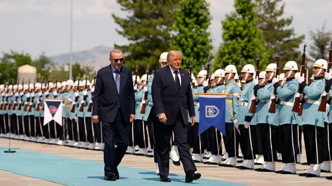 Erdoğan ve Trump turkuaz halıdan askerlerin önünden yürüyor