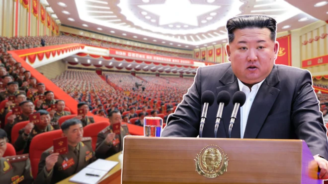 Ảnh thiết kế: Ông Kim Jong-un phát biểu trên bục, trên phông nền khán phòng Đại hội Đảng, các Đảng viên Đảng Lao động Triều Tiên đang giơ thẻ đảng 