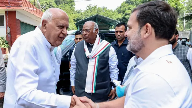 शुक्रवार को श्रीनगर में फ़ारुक़ अब्लदुल्लाह और राहुल गांथी मुलाक़ात करते हुए