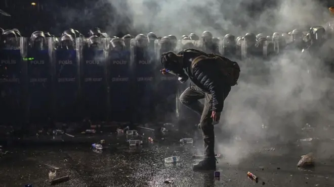 抗議デモを解散させるため、警察は放水砲、催涙ガス、催涙スプレーを使った