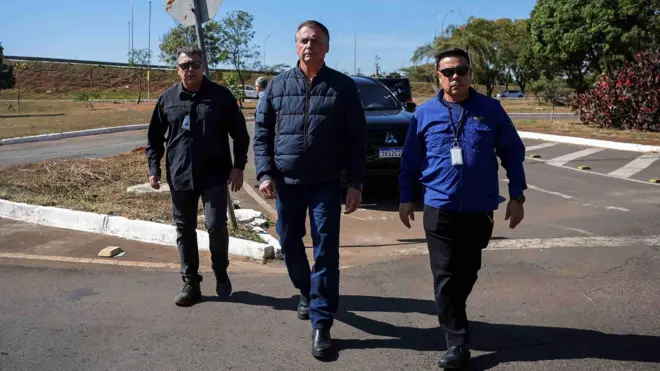 O ex-presidente Jair Bolsonaro chega à sede da Secretaria de Administração Penitenciária do Estado