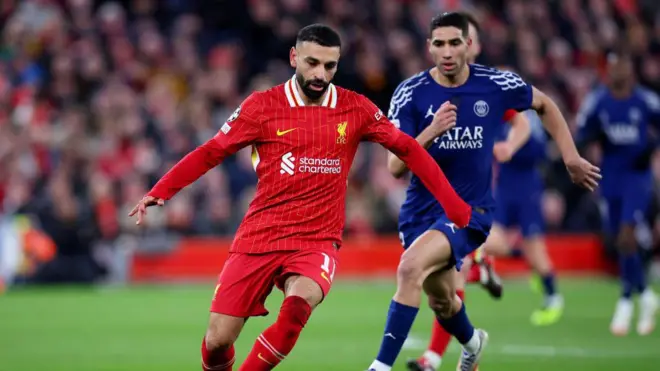 صورة تظهر النجم المصري محمد صلاح والنجم المغربي أشرف حكيمي خلال لقاء ليفربول وباريس سان جيرمان في دوري أبطال أوروبا.