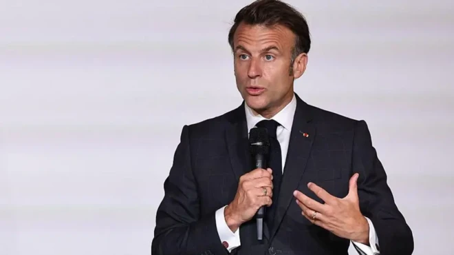امانوئل مکرون میکروفون در دست در حال سخنرانی