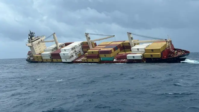 కొచ్చి తీరానికి సమీపంలో మునిగిపోతున్న నౌక