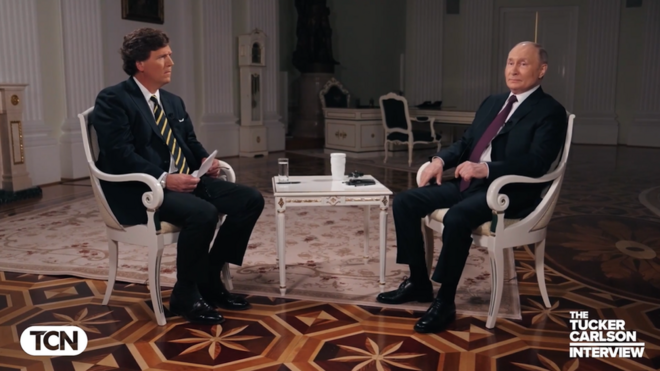 ロシアのプーチン大統領（右）と、インタビューしたカールソン氏