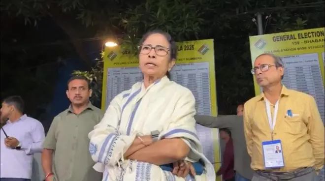 নিজের ভবানীপুর আসনের ভোটযন্ত্র রাখা আছে যে স্ট্রংরুমে, সেখানে রাত পর্যন্ত ছিলেন মমতা ব্যানার্জী
