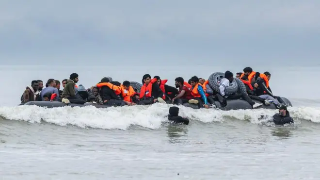 2024年10月30日,在法國北部移民登上走私犯的充氣小艇,試圖穿越英吉利海峽。