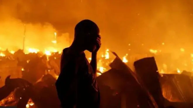 ọmkunrin to duro nibi ina to n jo