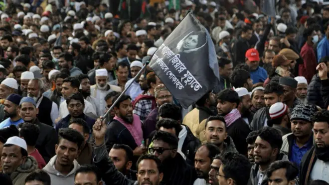 مردم در حال ترک محل برگزاری نماز جنازه خالده ضیا در داکا، پایتخت بنگلادیش