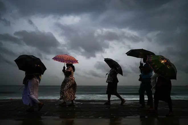 දිවයිනට බලපා ඇති අධික වැසි සහිත කාලගුණ තත්ත්වය හේතුවෙන් දිස්ත්‍රික්ක 12ක පවුල් 2351කට අයත් පුද්ගලයින් 9392ක් පීඩාවට පත්ව ඇතැයි ආපදා කළමනාකරණ මධ්‍යස්ථානය පවසයි.