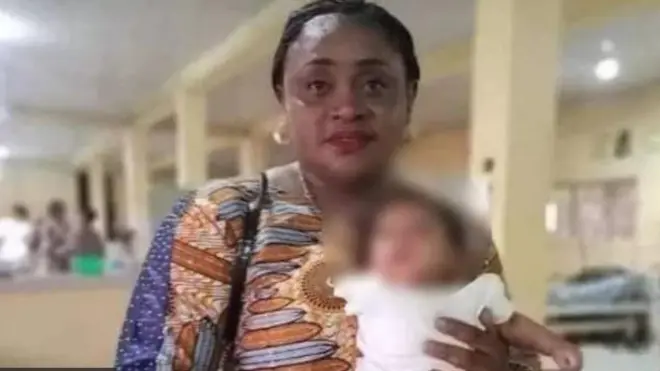 Iya rẹ gbe ọmọ ti baba rẹ kan lapa lọwọ