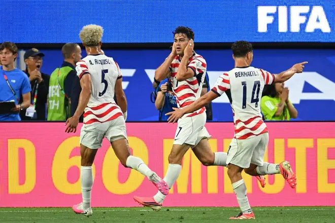 Jogadores dos EUA comemoram gol