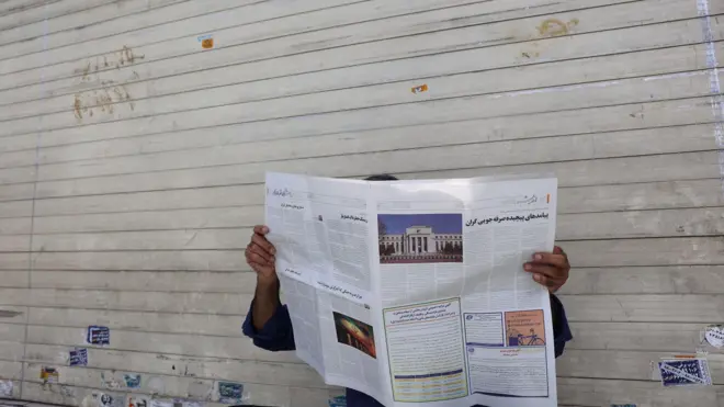 Muškarac čita novine u Teheranu