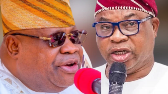 Ademola Adeleke wọ agbada pẹlu fila, Bola Oyebamiji naa wọ aṣọ buba pẹlu fila