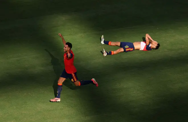 İspanyol futbolcular maçın bitiş düdüğü ile büyük bir sevinç yaşadı