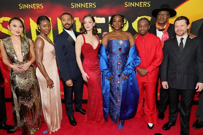 (Soldan sağa) Li Jun Li, Jayme Lawson, Michael B. Jordan, Hailee Steinfeld, Wunmi Mosaku, Miles Caton, Delroy Lindo ve Jack O'Connell, 3 Nisan 2025'te New York'taki AMC Lincoln Square Tiyatrosu'nda düzenlenen Warner Bros Pictures yapımı "Sinners" filminin New York galasına katılirken.