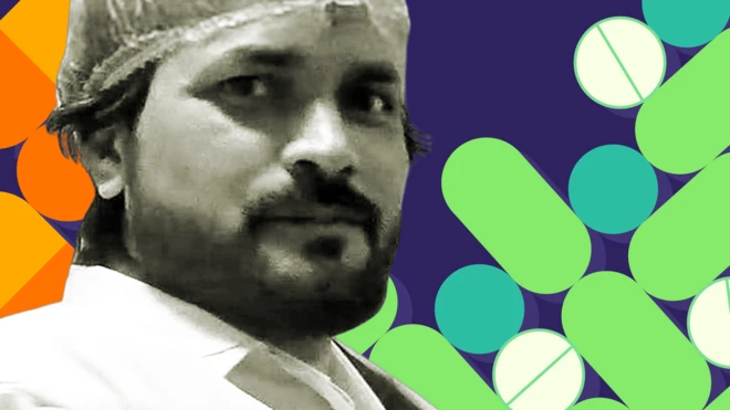 विनोद शर्मा हेयर नेट पहने हुए