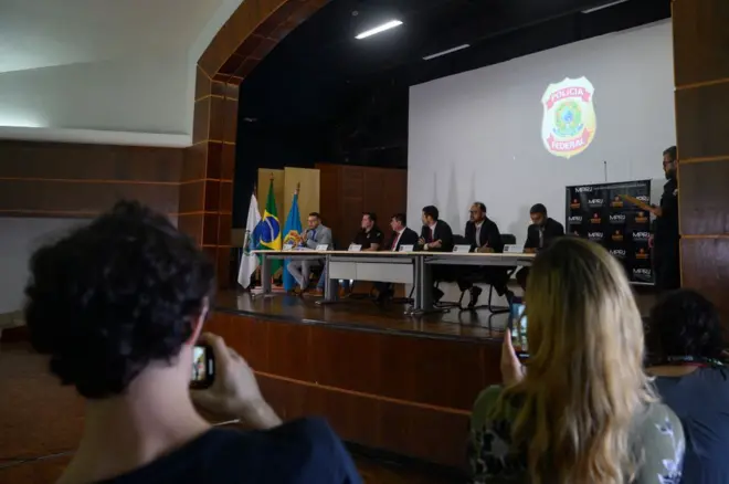 Policiais federais brasileiros encarregados da investigação sobre o assassinato da ex-vereadora Marielle Franco e seu motorista, Anderson Gomes, falam durante entrevista coletiva na sede da Polícia Federal no Rio de Janeiro, Brasil, em 24 de julho de 2023.